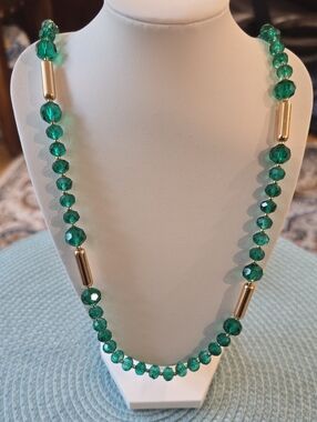 LIZ CLAIBORNE BRAND WOMEN'S FASHION JEWELRY GREEN AND GOLDTONE NECKLACE